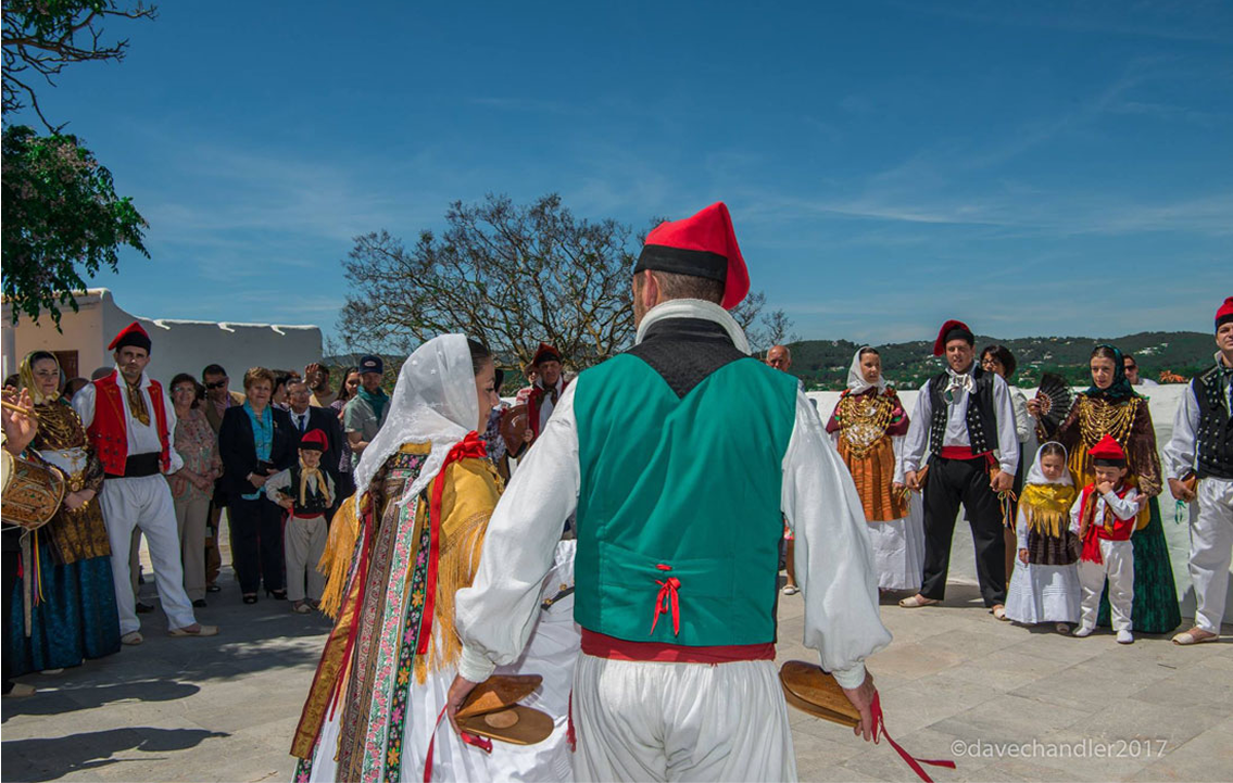 El baile payés se caracteriza por ser interpretado principalmente por parejas mixtas.