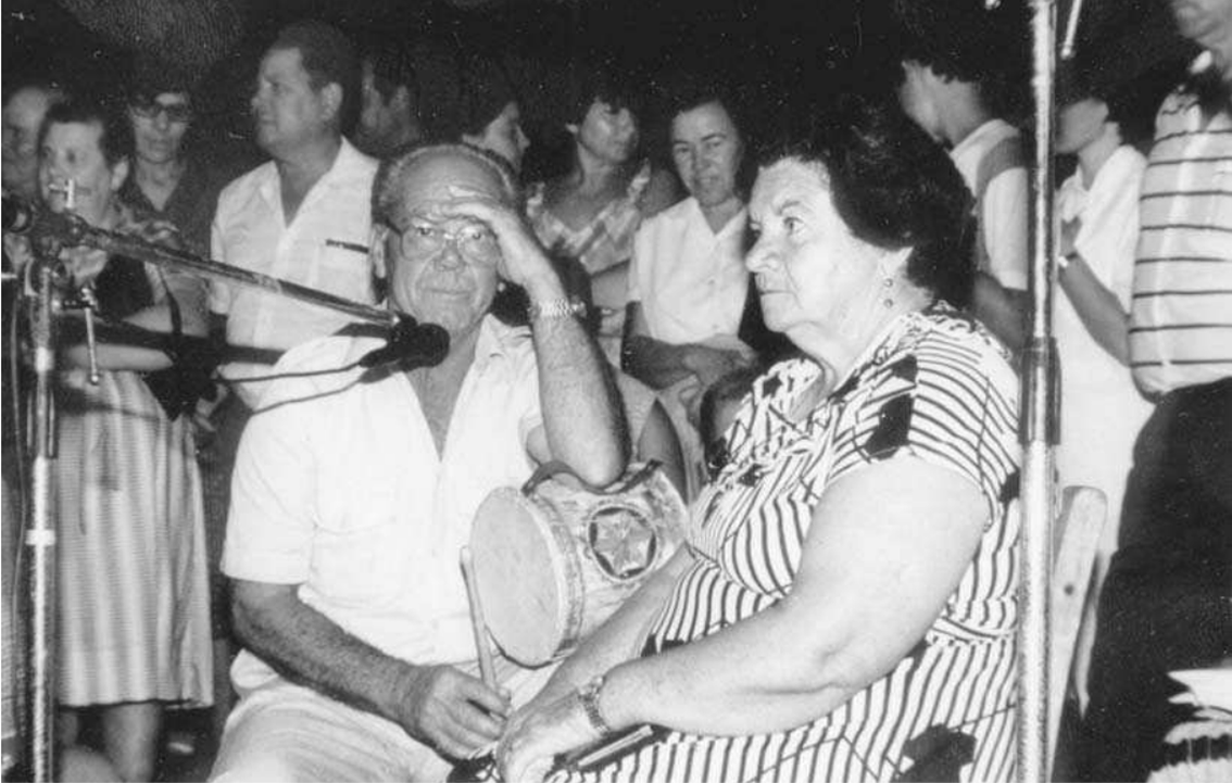 Bartomeu Gustinet, disposat a començar una cançó redoblada.